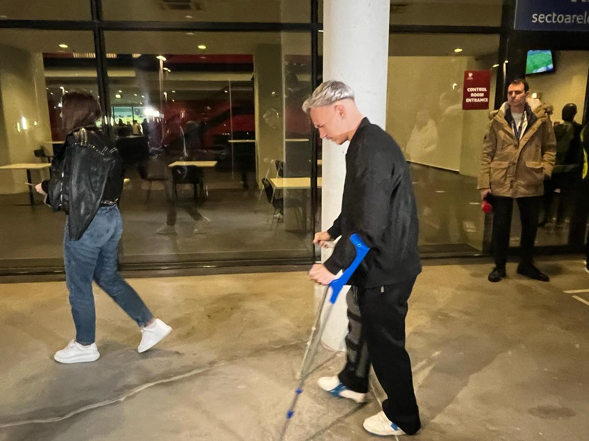 Titularul de la FCSB, apariție în premieră după accidentare » A venit în cârje la Arena Națională