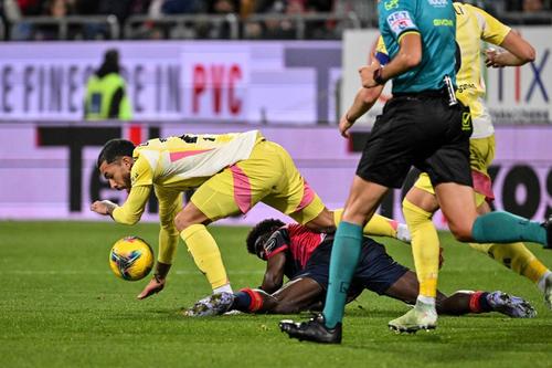 Douglas Luiz a fost schimbat cu Teun Koopmeiners, după ce s-a accidentat la Cagliari / Foto: Imago