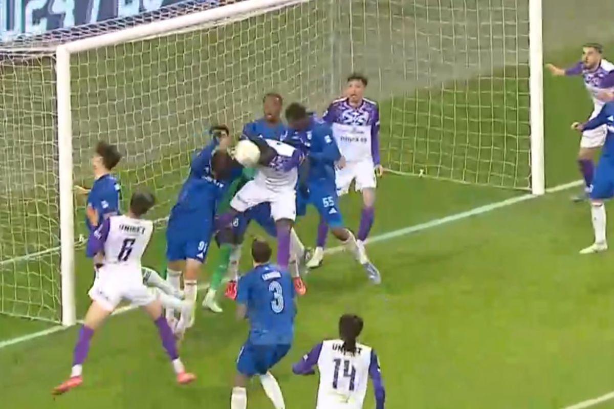 Penalty comis în FCU Craiova - FC Argeș
