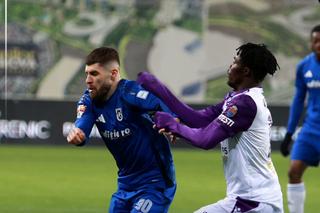 Gafă de proporții în FCU Craiova - FC Argeș » Atacantul a respins mingea ca la volei, iar arbitrul a dictat imediat penalty