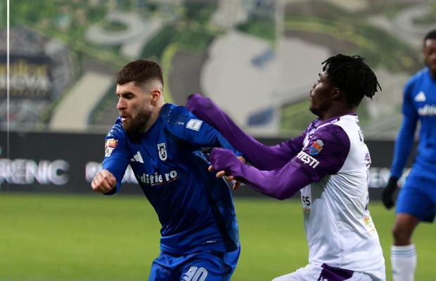 Gafă de proporții în FCU Craiova - FC Argeș » Atacantul a respins mingea ca la volei, iar arbitrul a dictat imediat penalty