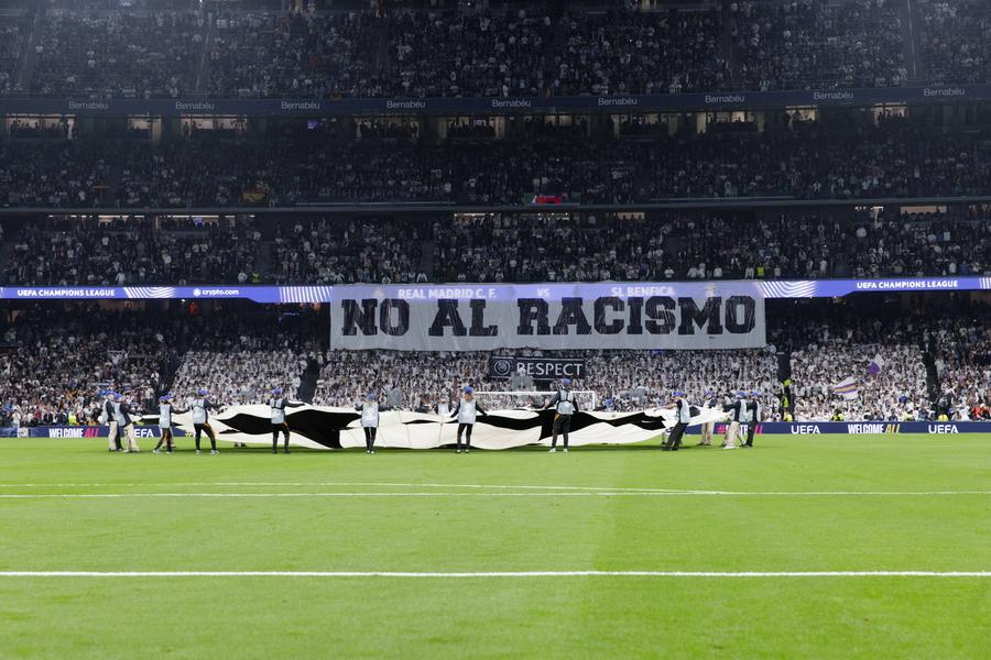 Bannerul afișat de fanii lui Real Madrid la meciul cu Benfica, după scandalul cu Vinicius din tur