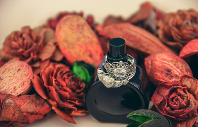 Cum alegi corect un parfum și de ce pH-ul pielii contează mai mult decât crezi