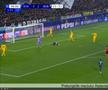 Ramy Bensebaini l-a umplut de sânge pe Lazar Samardzic în Atalanta - Borussia Dortmund // FOTO: captură Prima Sport