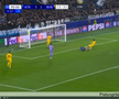 Ramy Bensebaini l-a umplut de sânge pe Lazar Samardzic în Atalanta - Borussia Dortmund // FOTO: captură Prima Sport