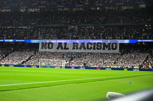 Fanii lui Real Madrid au afișat un banner împotriva rasismului la returul cu Benfica din Liga Campionilor // FOTO: Imago Images