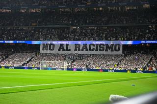 Bannerul afișat de fanii lui Real Madrid la meciul cu Benfica, după scandalul cu Vinicius din tur