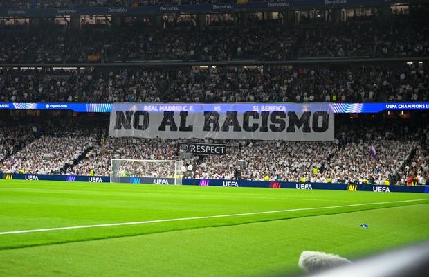 Bannerul afișat de fanii lui Real Madrid la meciul cu Benfica, după scandalul cu Vinicius din tur