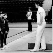 Bela Karolyi vorbind cu Nadia Comăneci, Teodora Ungureanu, Georgeta Gabor în 1976 Foto: Imago Images