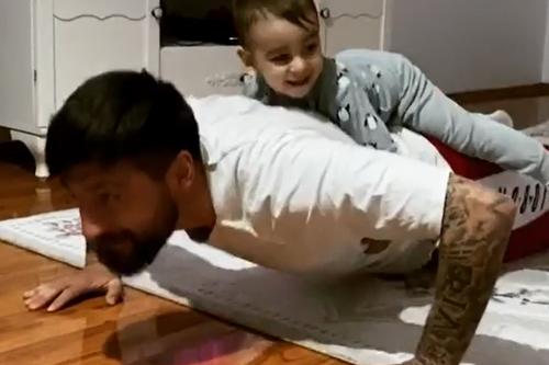 Paul Papp se antrenează alături de copii