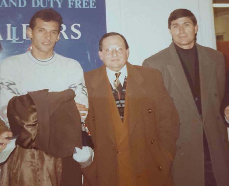 Dumitru Tudor, între Prunea și Țețe Moraru, la Cardiff, în noiembrie 1993 EXCLUSIV Ultimul interviu dat de Dumitru Tudor, impresarul decedat azi: „Mințeam lumea, făceam falsuri, apoi modificam falsurile” » Povești neștiute din fotbalul românesc