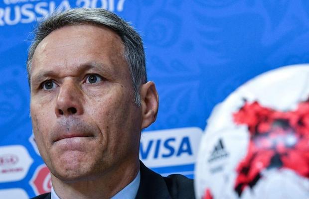 Van Basten vrea să revoluționeze fotbalul! Regula pe care nu și-o mai dorește fostul atacant olandez