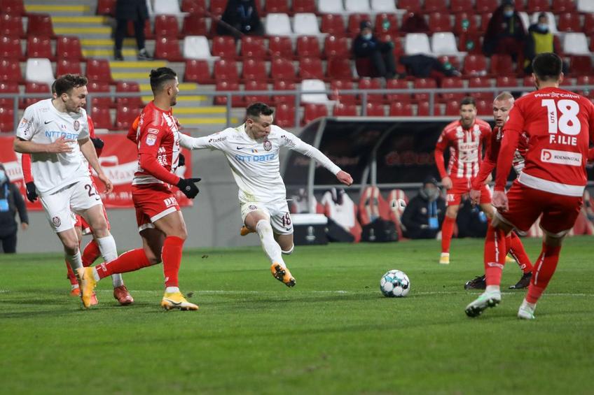 Valentin Costache (la minge) și Gabriel Debeljuh (primul din stânga), la UTA - CFR Cluj // foto: Imago