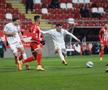 Valentin Costache (la minge) și Gabriel Debeljuh (primul din stânga), la UTA - CFR Cluj // foto: Imago