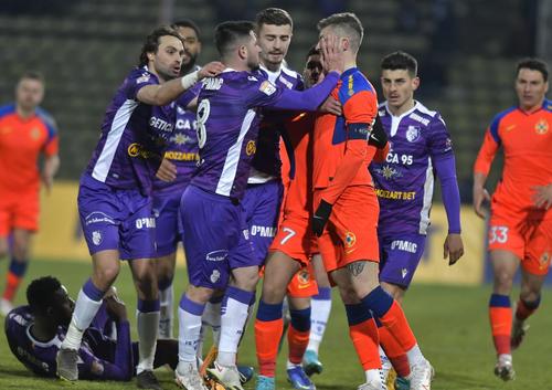 Momentul când Ionuț Șerban îl lovește pe Florin Tănase
Foto: Imago