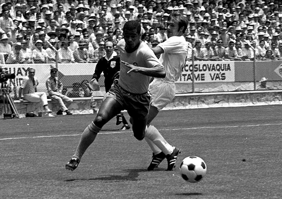 Jairzinho a făcut un Mondial senzațional Episodul 1: Brazilia - România 3-2, CM 1970 » Un trio FABULOS: Dinu l-a subordonat pe Jairzinho, Liță a jucat fantastic în fața lui Pele, iar Sătmăreanu a fost peste toți