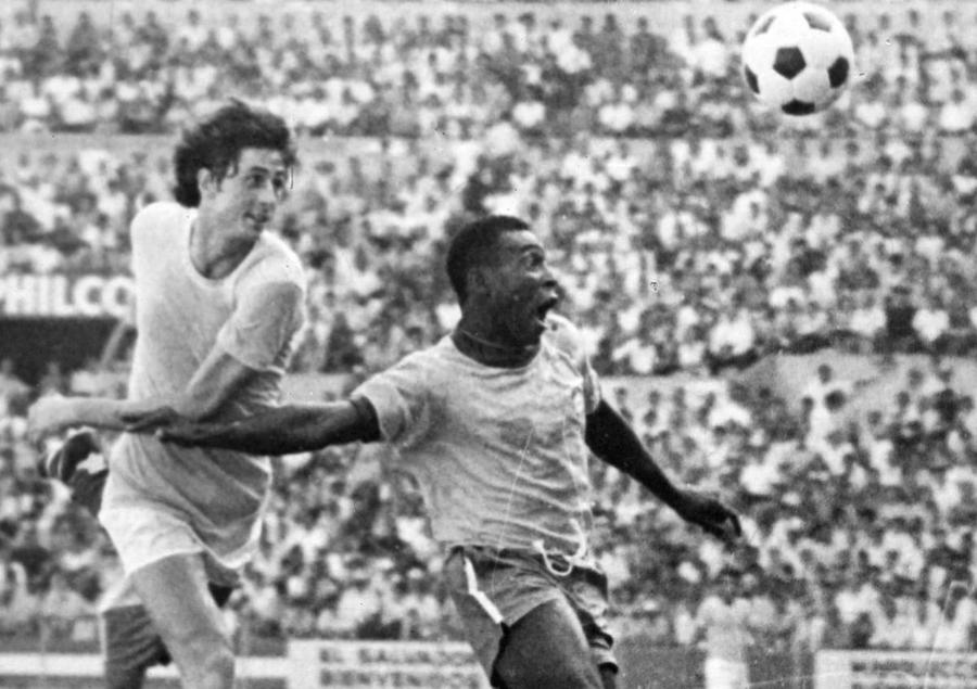 Duel fantastic în Mexic '70 la Brazilia - România: Cornel Dinu versus Pele. Foto: AFP Încă o noapte împreună