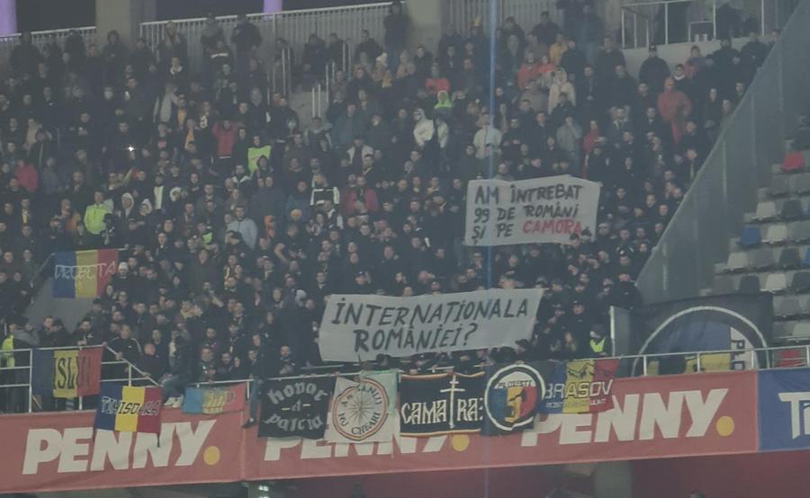 FOTO: Raed Krishan (GSP.ro) Emil Grădinescu îi arată cu degetul pe ultrașii de la CSA Steaua: „Un stadion de nebuni! Propunerea mea e să jucăm în altă parte”