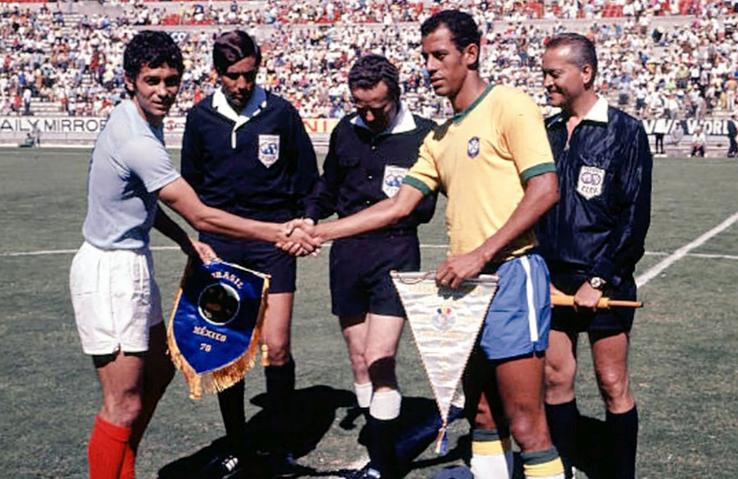 Căpitanii celor două echipe: Mircea Lucescu și Carlos Alberto