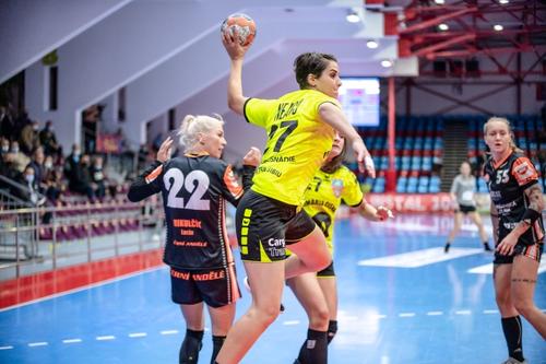 Marilena Neagu în acțiune în partida contra celor de la DHK Banik Most, din calificările EHF European League FOTO Dan Potor
