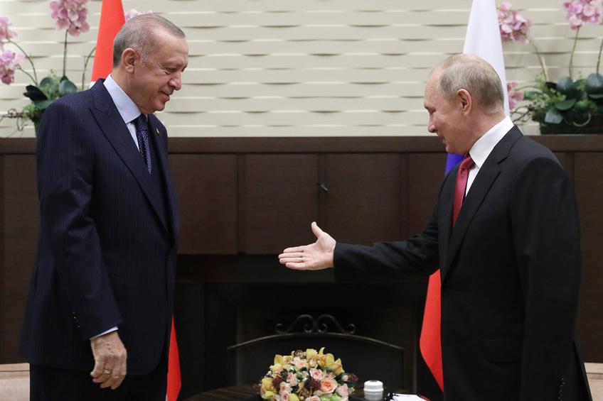 Parlamentarul rus Vitaly Milonov îi cere lui Recep Erdogan, președintele Turciei, să o trimită la închisoare pe înotătoarea Viktoriya Zeynep Guneş (23 de ani), după ce sportiva s-a pozat călcând pe un steag al Rusiei.
