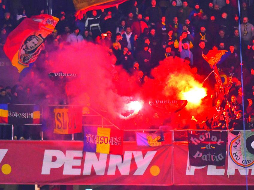 Atmosfera de la România - Grecia 0-1, debutul lui Edi Iordănescu la prima reprezentativă, a fost mai degrabă una ostilă. „Capul răutăților”, cei de la Sud Steaua.