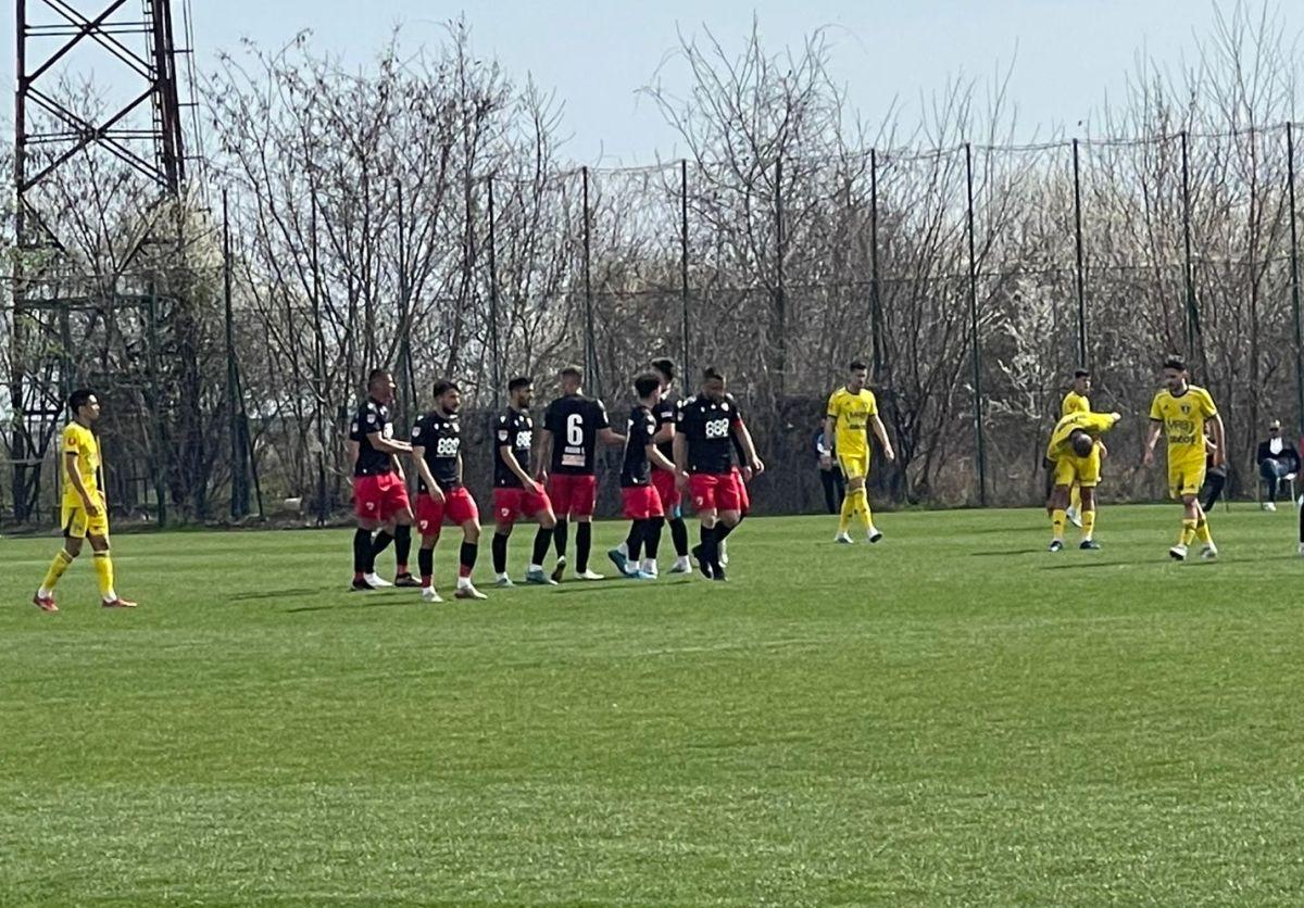 Dinamo - Petrolul, meci tare » Final încins, au intervenit stewarzii: „E amical sau ce e?!”