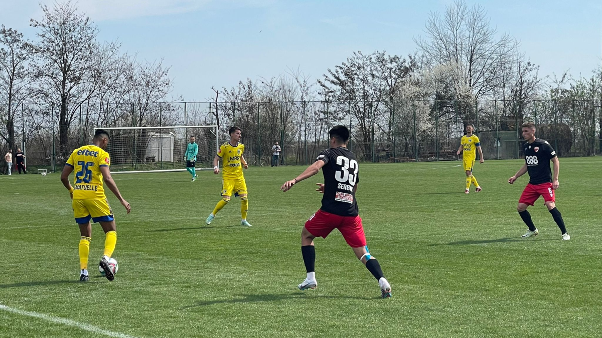 Dinamo - Petrolul, meci tare » Final încins, au intervenit stewarzii: „E amical sau ce e?!”