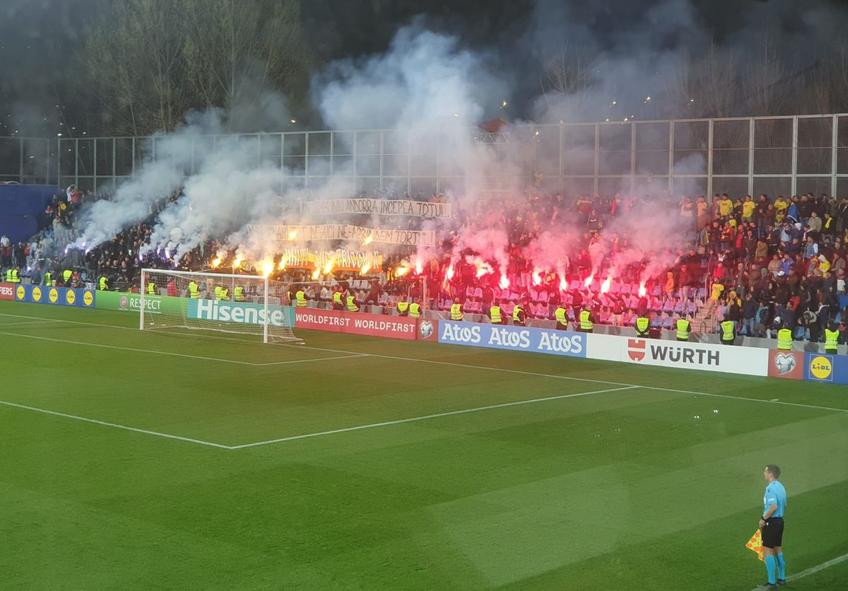 Ultrașii din gruparea „Uniți sub tricolor” au oferit scene josnice la aniversarea celor 10 ani de la înființare, chiar în timpul meciului Andorra - România. Comportamentul lor xenofob și agresiv ar putea atrage sancțiuni pentru echipa națională.