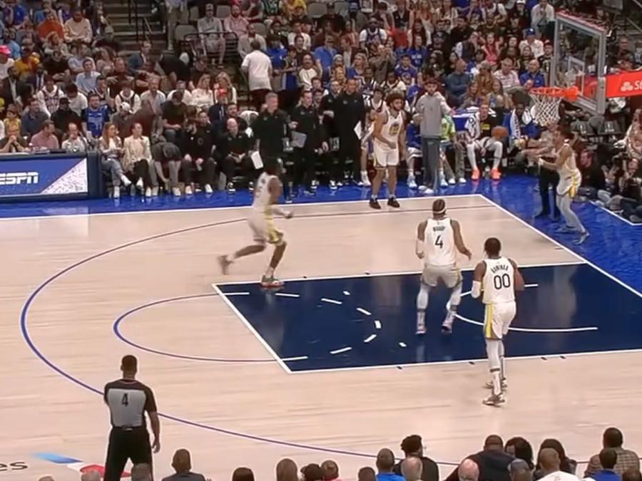 Toți jucătorii lui Dallas Mavericks erau în atac în momentul coșului de două puncte reușit de Looney „V-ați vândut!” » Un star din NBA, amendat cu 35.000 de dolari după gestul la adresa arbitrilor