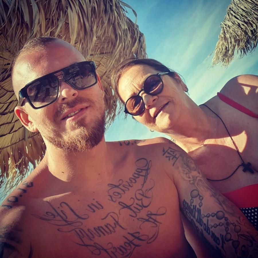 Denis Alibec și mama lui, Elena Stroe. Sursă foto: Instagram @alibecdenis Mama lui Denis Alibec dă detalii despre perioada în care atacantul Farului a vrut să renunțe la națională: „S-a simțit eterna rezervă”