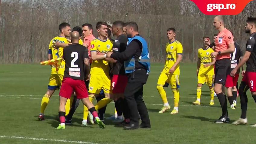 Dinamo - Petrolul, amical tare » Final încins, au intervenit stewarzii: „E amical sau ce **** mea e?!”
