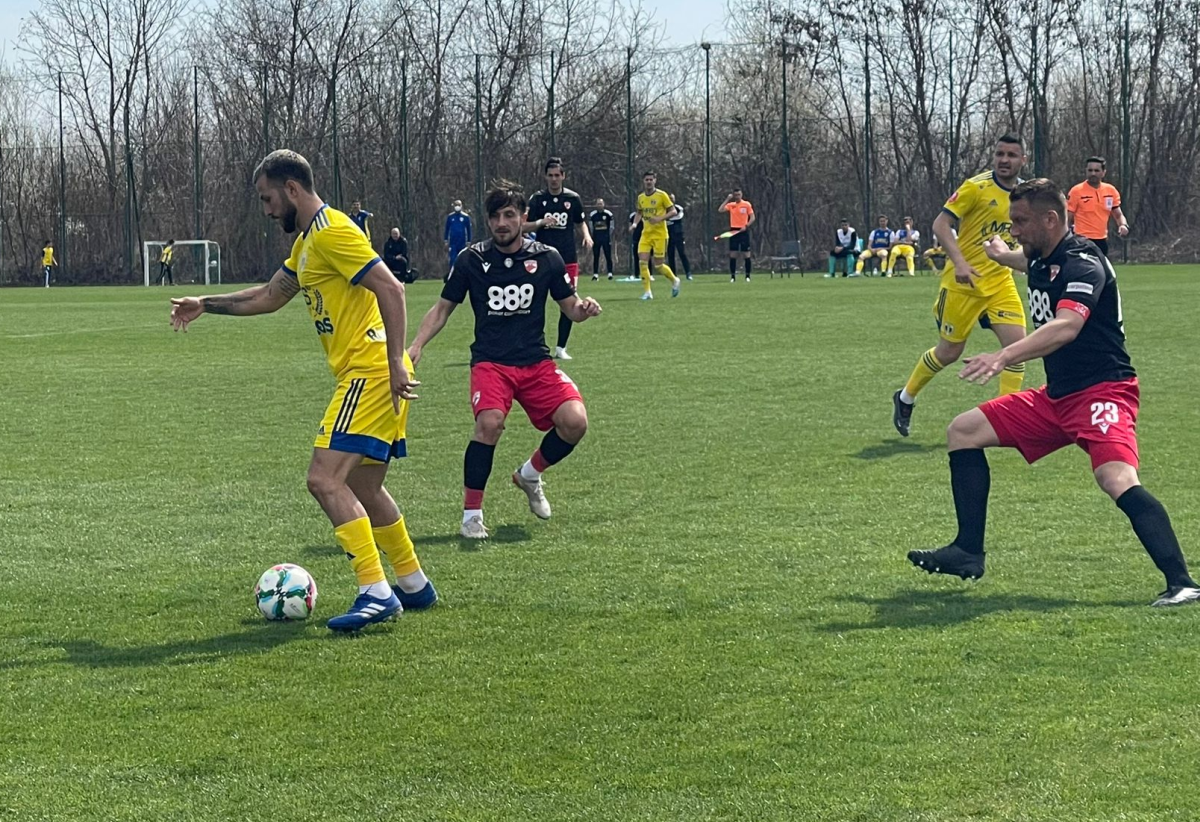 Dinamo - Petrolul, meci tare » Final încins, au intervenit stewarzii: „E amical sau ce e?!”