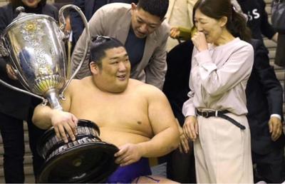 Un tânăr luptător de sumo a doborât un record vechi de 110 ani » Cu o zi înainte a ajuns la spital, părăsind arena în scaun cu rotile