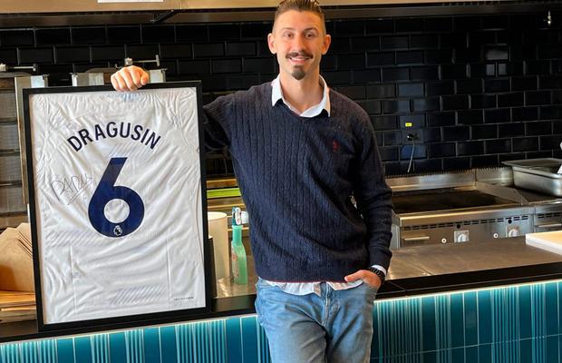 Fratele lui Radu Drăgușin oferă tricoul semnat al fundașului central de la Tottenham: „Au venit colecționari, dar i-am refuzat”