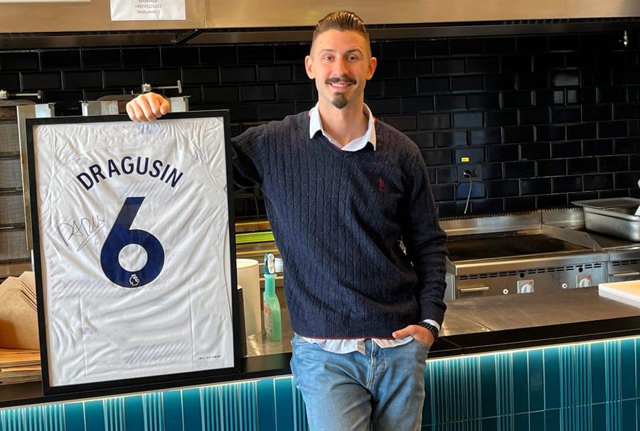 Alex Drăgușin, alături de tricoul lui Radu de la Tottenham Radu Drăgușin și fratele său au un restaurant în București: „Eu trebuia să manageriez, dar m-am trezit că sunt singurul bucătar”
