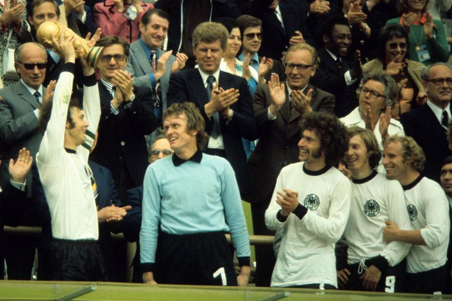 Franz Beckenbauer ridică Cupa Mondială după triumful din finala cu Olanda (2-1) / Foto: Imago Un debut slab nu înseamnă un Mondial slab