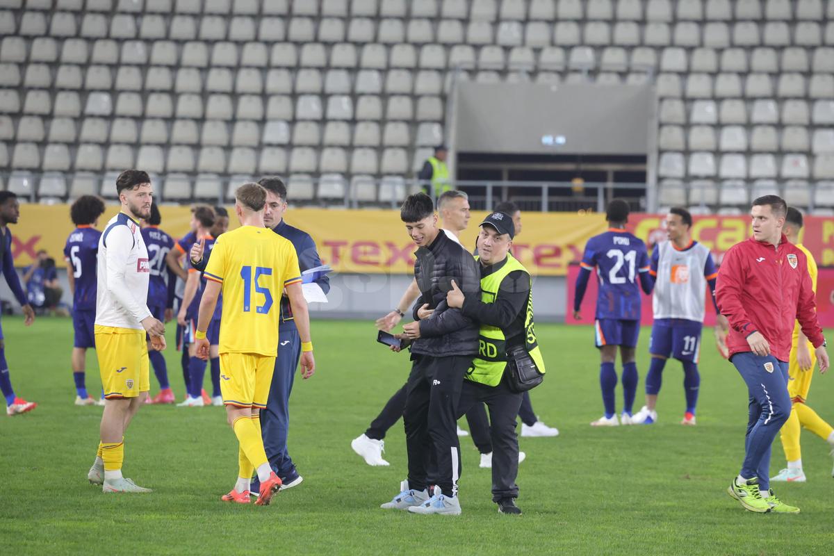 Momente comice la finalul meciului dintre România U21 și Olanda U21 » Invazie de copii pe teren, stewarzii au alunecat pe gazon