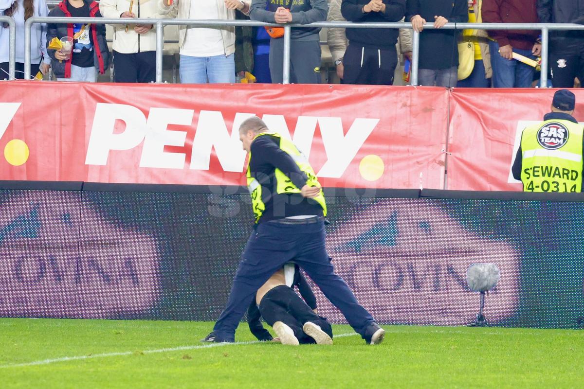 Momente comice la finalul meciului dintre România U21 și Olanda U21 » Invazie de copii pe teren, stewarzii au alunecat pe gazon