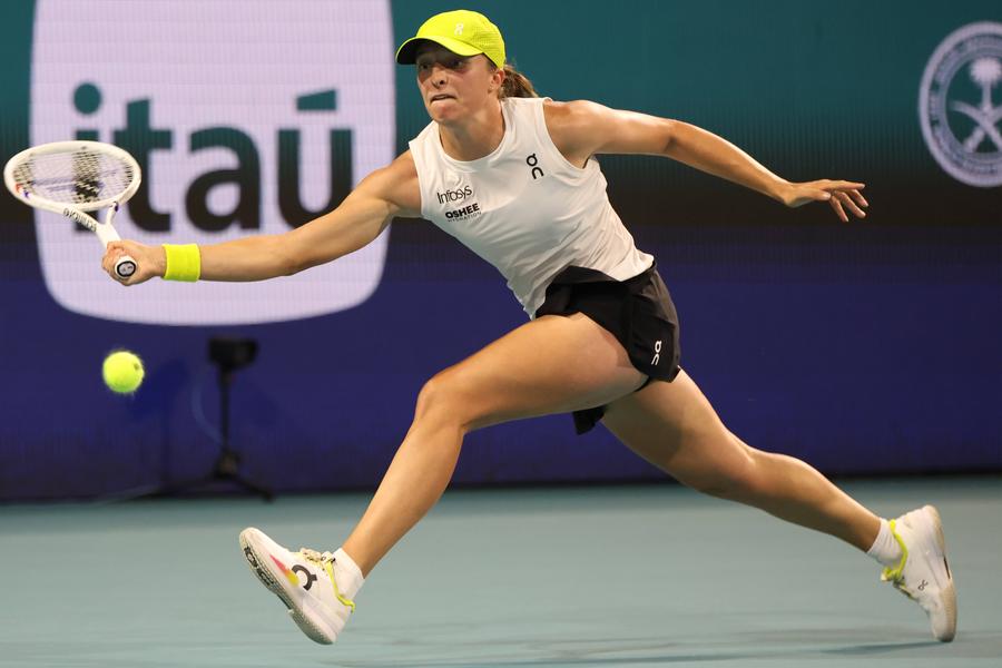 Iga Swiatek pe teren la Miami FOTO Imago Images S-au stabilit sferturile de finală la Miami » Sabalenka, Swiatek și Zheng sunt cele trei jucătoare care au atins această fază și la Indian Wells + Emma Răducanu la cel mai bun rezultat al sezonului