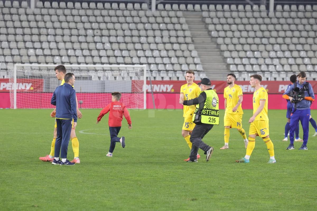 Momente comice la finalul meciului dintre România U21 și Olanda U21 » Invazie de copii pe teren, stewarzii au alunecat pe gazon