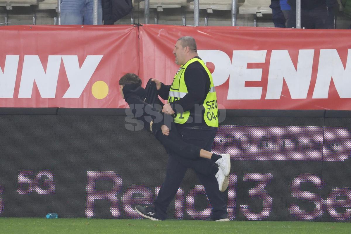 Momente comice la finalul meciului dintre România U21 și Olanda U21 » Invazie de copii pe teren, stewarzii au alunecat pe gazon