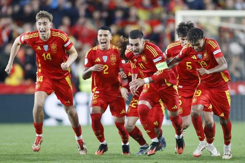 Dean Huijsen, stânga, celebrează împreună cu coechipierii calificarea Spaniei în Final Four-ul Ligii Națiunilor / Foto: Imago