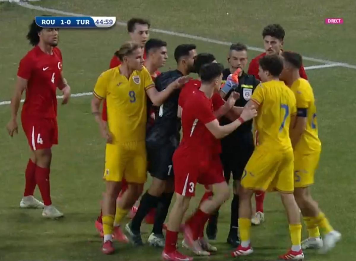Scandal în România - Turcia » Un „tricolor” i-a băgat mâna în gât adversarului! De la ce a plecat totul