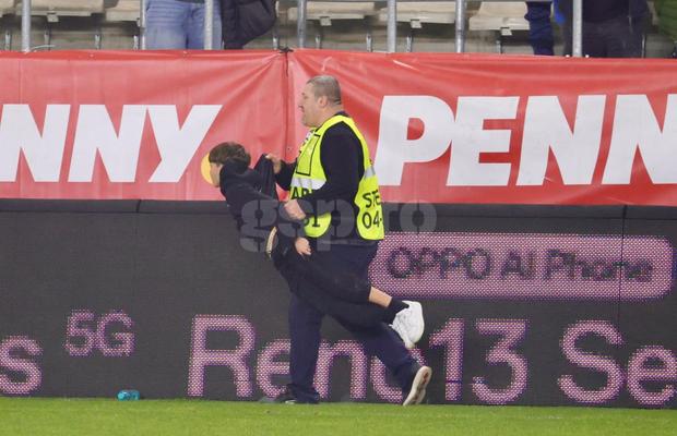 Momente comice la finalul meciului dintre România U21 și Olanda U21 » Invazie de copii pe teren, stewarzii au alunecat pe gazon