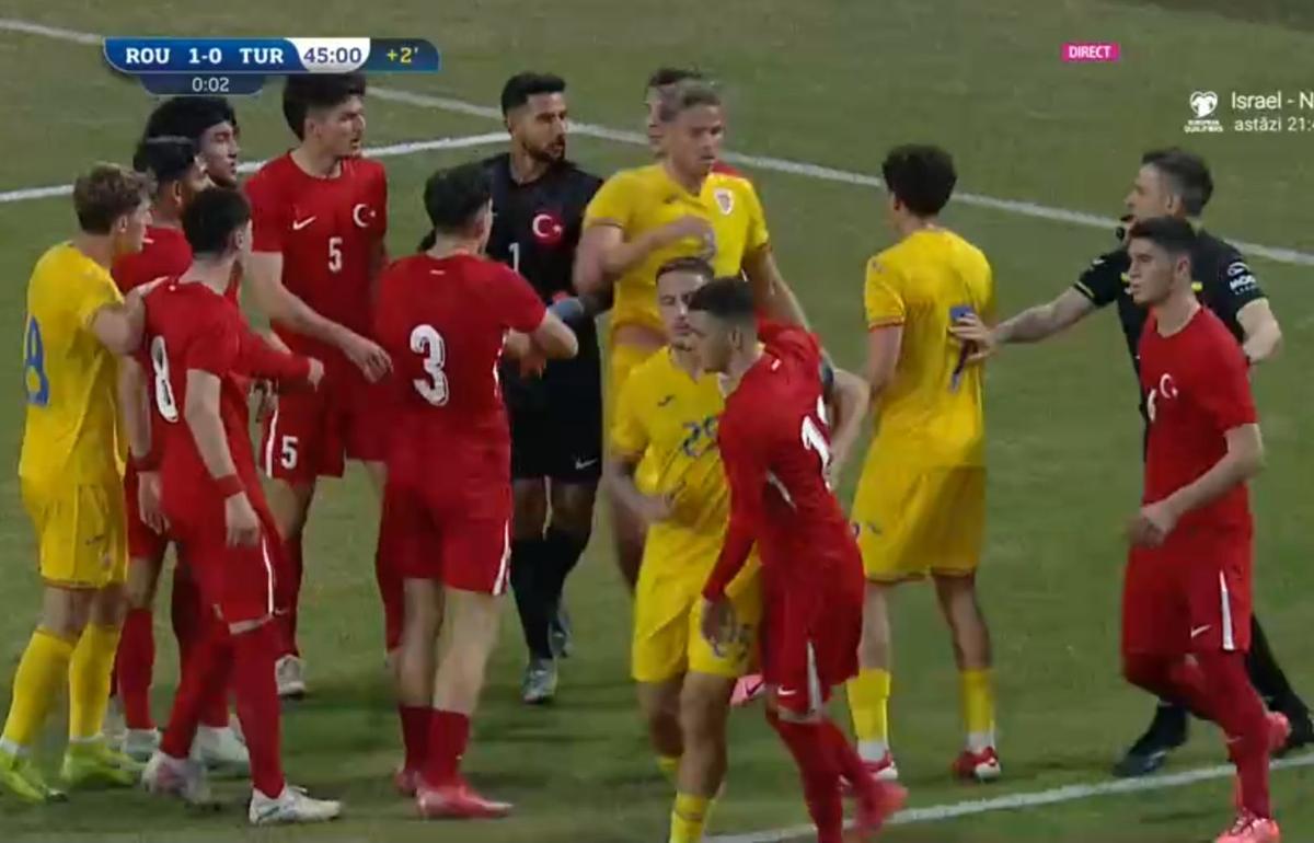 Scandal în România - Turcia » Un „tricolor” i-a băgat mâna în gât adversarului! De la ce a plecat totul