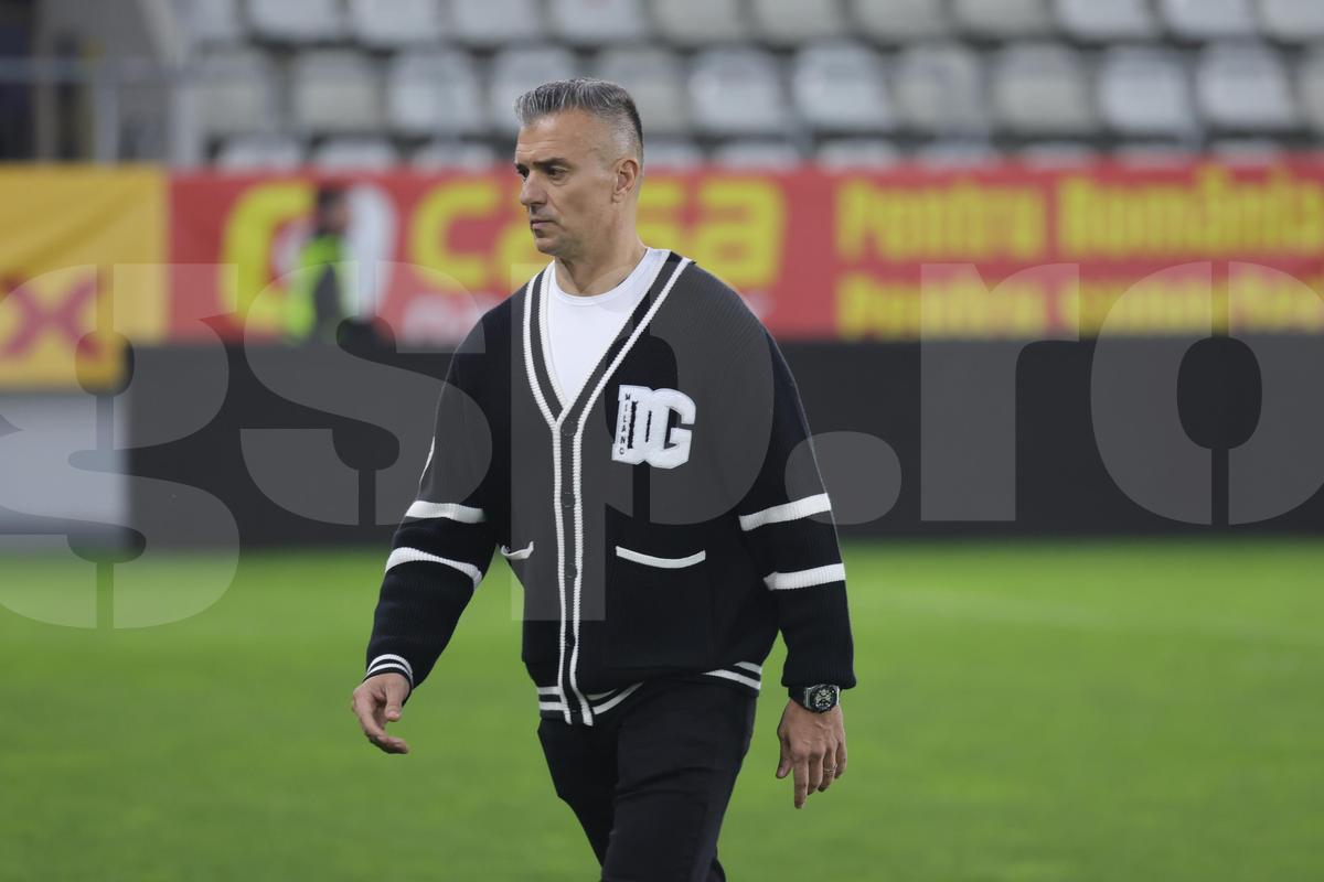 Cum s-a îmbrăcat Daniel Pancu pe „Arcul de Triumf” » Mai scump decât geaca lui Șumudică: și l-a dat jos după câteva minute