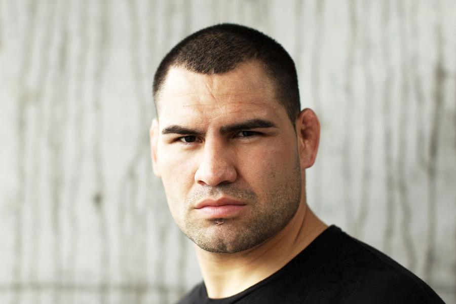 Fostul campion UFC la categoria grea, Cain Velasquez, foto: Guliver/gettyimages Un abuzator a molestat copilul unui campion UFC! Răzbunarea tatălui a fost din filme, iar procurorii au cerut 30 de ani de închisoare!