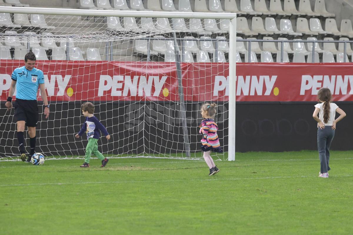 Momente comice la finalul meciului dintre România U21 și Olanda U21 » Invazie de copii pe teren, stewarzii au alunecat pe gazon