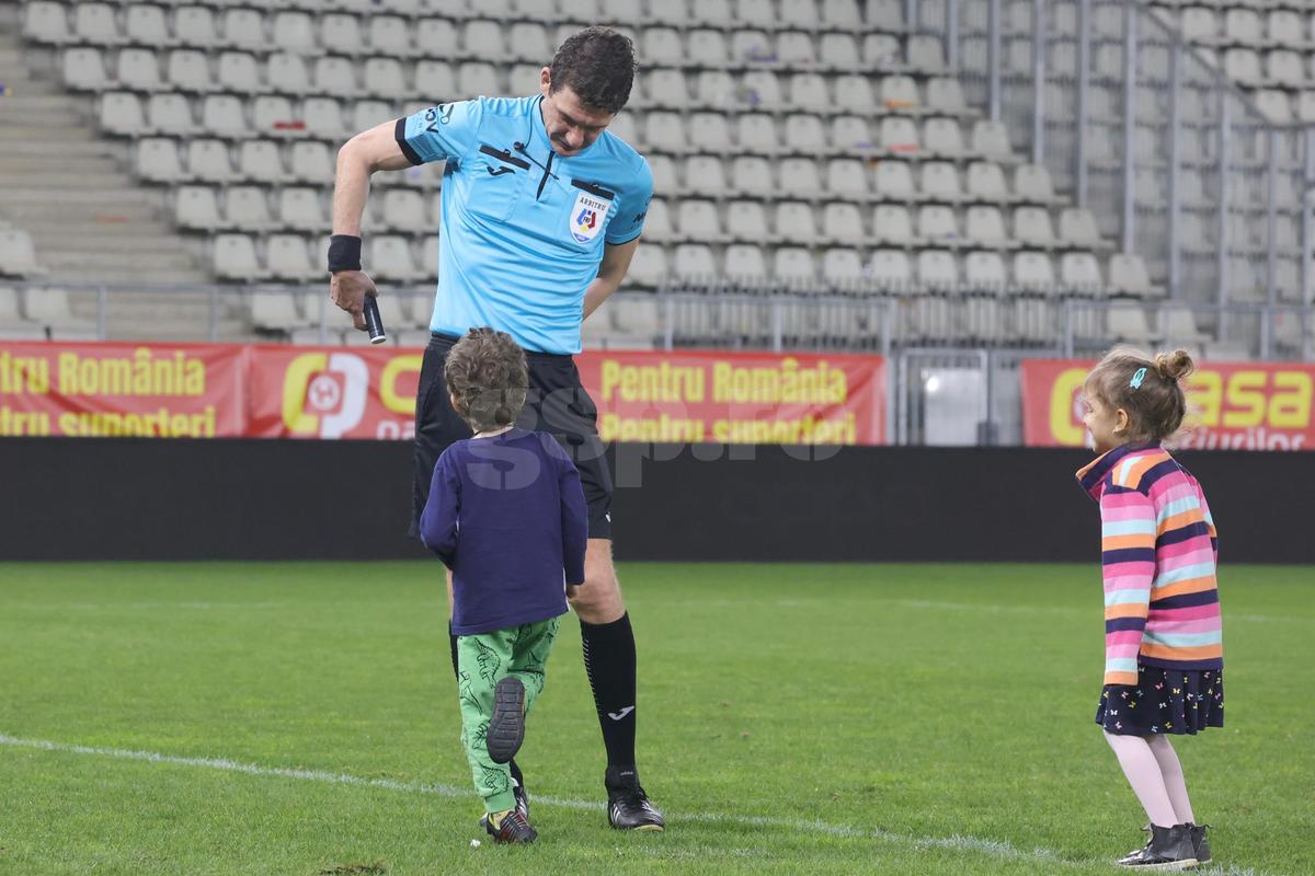Momente comice la finalul meciului dintre România U21 și Olanda U21 » Invazie de copii pe teren, stewarzii au alunecat pe gazon